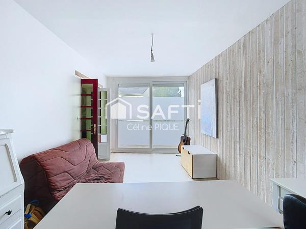 Grande maison de ville en pierre avec extérieur.