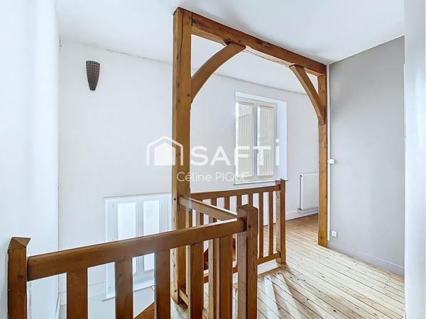 Grande maison de ville en pierre avec extérieur.