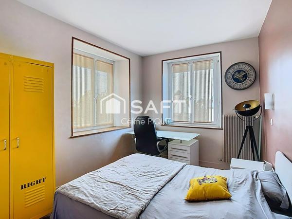 Grande maison de ville en pierre avec extérieur.