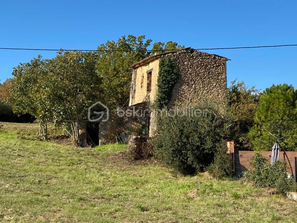 À Salernes, au cœur de l'arrière-pays varois, entre les Gorges du Verdon et la Côte d'Azur, découvrez ce superbe terrain de 6 447 m² offrant un cadre de vie exceptionnel, au calme, baigné de soleil et bénéficiant d'une vue panoramique imprenable sur les collines environnantes ainsi que sur le magnifique village perché de Tourtour.

Ce bien rare dispose d'un permis de construire déjà accordé pour la réalisation d'une villa d'environ 130 m² comprenant une vaste pièce de vie ouverte sur l'extérieur, trois chambres, une suite parentale, une terrasse couverte, une piscine avec pool-house ainsi qu'un garage et ses annexes.
Le projet reste entièrement personnalisable selon vos envies, avec une possibilité d'extension jusqu'à 40 % et une hauteur de construction autorisée de 7 mètres, offrant de nombreuses perspectives d'aménagement.

Le terrain est composé d'une partie en restanques permettant la création de l'accès et d'une belle zone plane idéale pour l'implantation de la future habitation et de ses espaces extérieurs.

Viabilités et prestations : 
• Tout-à-l'égout présent sur le terrain 
• Réseaux d'eau, d'électricité et de télécommunications en limite de propriété
• Travaux de terrassement et création d'accès à prévoir

Cet emplacement privilégié séduira les amoureux de nature, de tranquillité et d'authenticité. 
À seulement quelques minutes des commerces et commodités de Salernes, ce terrain constitue une opportunité unique pour concrétiser un projet de résidence principale, secondaire ou d'investissement dans un environnement particulièrement recherché.

Dossier complet et informations complémentaires sur demande. Visites possibles sur rendez-vous.