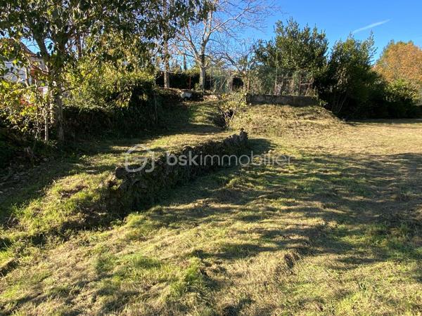 À Salernes, au cœur de l'arrière-pays varois, entre les Gorges du Verdon et la Côte d'Azur, découvrez ce superbe terrain de 6 447 m² offrant un cadre de vie exceptionnel, au calme, baigné de soleil et bénéficiant d'une vue panoramique imprenable sur les collines environnantes ainsi que sur le magnifique village perché de Tourtour.

Ce bien rare dispose d'un permis de construire déjà accordé pour la réalisation d'une villa d'environ 130 m² comprenant une vaste pièce de vie ouverte sur l'extérieur, trois chambres, une suite parentale, une terrasse couverte, une piscine avec pool-house ainsi qu'un garage et ses annexes.
Le projet reste entièrement personnalisable selon vos envies, avec une possibilité d'extension jusqu'à 40 % et une hauteur de construction autorisée de 7 mètres, offrant de nombreuses perspectives d'aménagement.

Le terrain est composé d'une partie en restanques permettant la création de l'accès et d'une belle zone plane idéale pour l'implantation de la future habitation et de ses espaces extérieurs.

Viabilités et prestations : 
• Tout-à-l'égout présent sur le terrain 
• Réseaux d'eau, d'électricité et de télécommunications en limite de propriété
• Travaux de terrassement et création d'accès à prévoir

Cet emplacement privilégié séduira les amoureux de nature, de tranquillité et d'authenticité. 
À seulement quelques minutes des commerces et commodités de Salernes, ce terrain constitue une opportunité unique pour concrétiser un projet de résidence principale, secondaire ou d'investissement dans un environnement particulièrement recherché.

Dossier complet et informations complémentaires sur demande. Visites possibles sur rendez-vous.