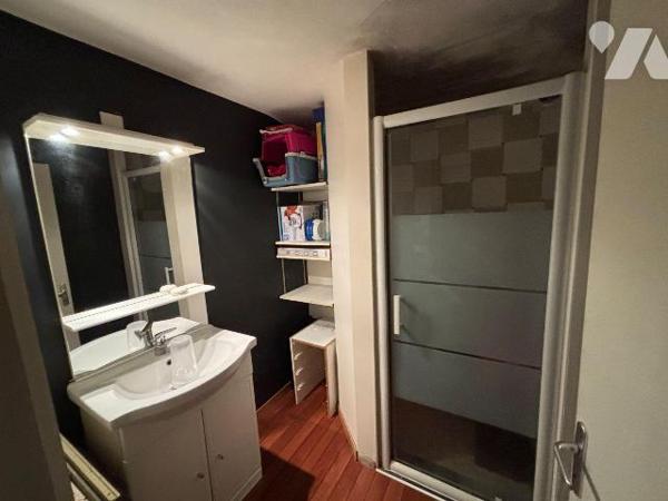 a vendre, Gironde, proche Bordeaux, EYSINES, Le Vigean, maison R+1 des années 80, 13 m² hab. en...