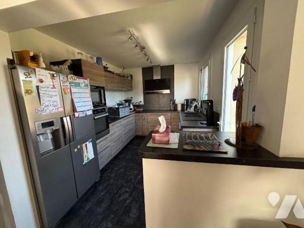 a vendre, Gironde, proche Bordeaux, EYSINES, Le Vigean, maison R+1 des années 80, 13 m² hab. en...