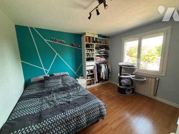 a vendre, Gironde, proche Bordeaux, EYSINES, Le Vigean, maison R+1 des années 80, 13 m² hab. en...