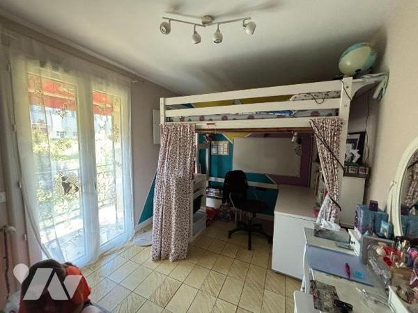 a vendre, Gironde, proche Bordeaux, EYSINES, Le Vigean, maison R+1 des années 80, 13 m² hab. en...