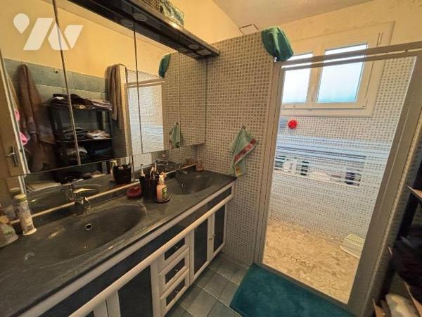 a vendre, Gironde, proche Bordeaux, EYSINES, Le Vigean, maison R+1 des années 80, 13 m² hab. en...