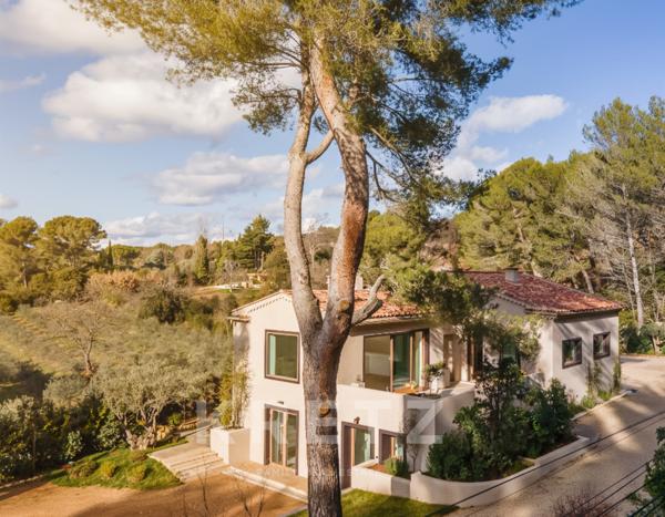 Maison rénovée à 5 mn du centre ville d’Aix-en-Provence, au cœur du très prisé site des Pinchinats