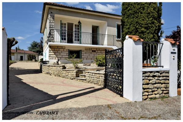 Maison à vendre 8  pièces AIGONDIGNE (79): Maison sur 2 niveaux aménagés, 3 chambres, grand garage (103 m2), dépendances, terrain clos.