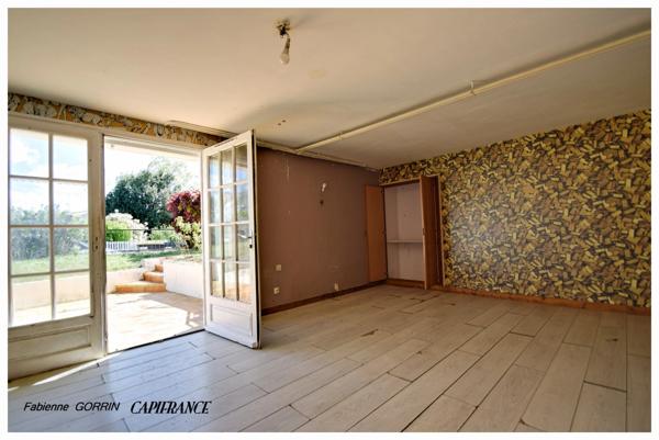 Maison à vendre 8  pièces AIGONDIGNE (79): Maison sur 2 niveaux aménagés, 3 chambres, grand garage (103 m2), dépendances, terrain clos.