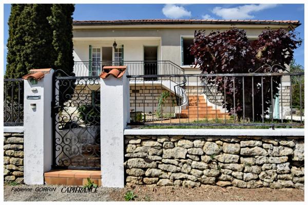 Maison à vendre 8  pièces AIGONDIGNE (79): Maison sur 2 niveaux aménagés, 3 chambres, grand garage (103 m2), dépendances, terrain clos.