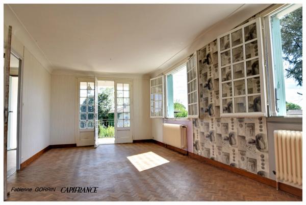 Maison à vendre 8  pièces AIGONDIGNE (79): Maison sur 2 niveaux aménagés, 3 chambres, grand garage (103 m2), dépendances, terrain clos.
