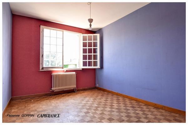 Maison à vendre 8  pièces AIGONDIGNE (79): Maison sur 2 niveaux aménagés, 3 chambres, grand garage (103 m2), dépendances, terrain clos.