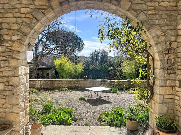 Vaison-la-Romaine (84110) AUX PORTES DE VAISON-LA-ROMAINE - PROPRIETE EN PIERRE SUR TERRAIN 8 500 m² AVEC PISCINE