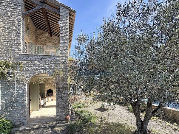 Vaison-la-Romaine (84110) AUX PORTES DE VAISON-LA-ROMAINE - PROPRIETE EN PIERRE SUR TERRAIN 8 500 m² AVEC PISCINE