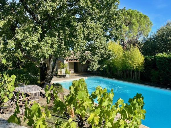 Vaison-la-Romaine (84110) AUX PORTES DE VAISON-LA-ROMAINE - PROPRIETE EN PIERRE SUR TERRAIN 8 500 m² AVEC PISCINE