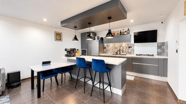 Appartement
         3 pièces
        - 70 m² Exclusivité 210 000 € *