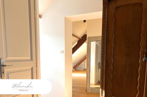 Ferme au carré avec potentiel et cachet en campagne péveloise