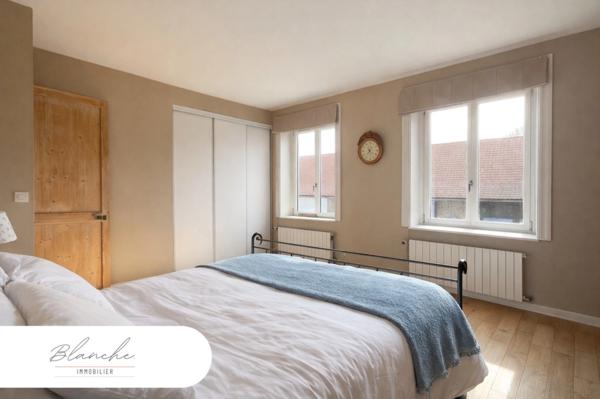 Ferme au carré avec potentiel et cachet en campagne péveloise