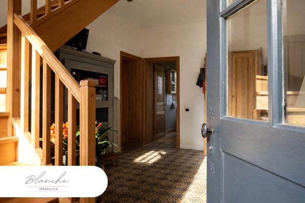 Ferme au carré avec potentiel et cachet en campagne péveloise