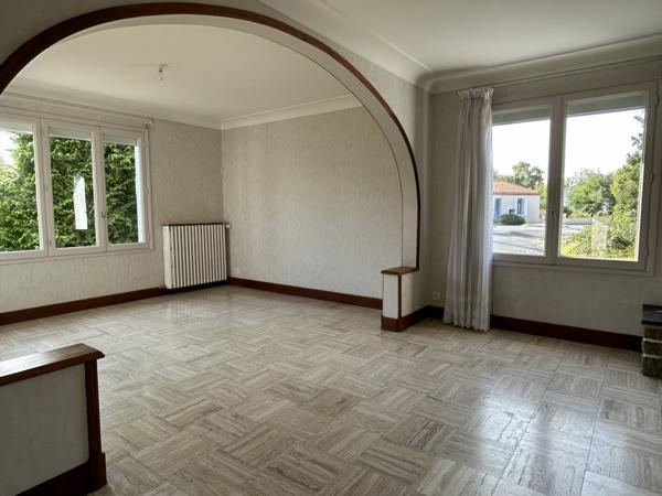 Maison 4 chambres - 2 salles d'eau - garage et dépendance