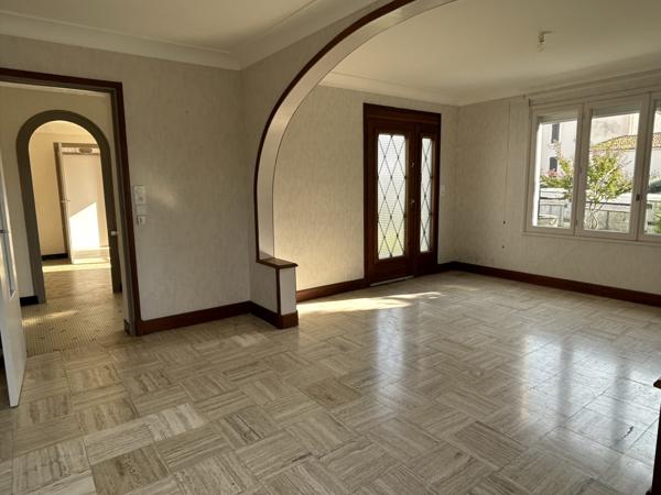 Maison 4 chambres - 2 salles d'eau - garage et dépendance