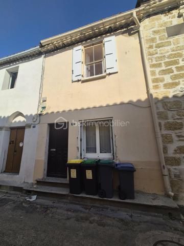 Idéal jeune actif ou premier achat/investisseurs ou bricoleurs !

Charmante maison de village située au cœur d'Aimargues, offrant un beau potentiel de réhabilitation complète. D'une surface habitable de 59,54 m², ce bien représente une opportunité idéale pour façonner un logement à votre goût.

Agencement :

Rez-de-chaussée : Séjour, cuisine, salle d'eau et WC.
À l'étage : 2 chambres.

La maison nécessite d'importants travaux de rénovation globale : second œuvre, isolation des murs et planchers, aménagement intérieur complet ainsi qu'une vérification complète de la toiture.

Les points forts :

Emplacement calme et recherché au cœur du village d'Aimargues.
Parfait pour un projet d'investissement ou de premier achat à personnaliser entièrement.

Une belle opportunité pour créer un premier cocon sur mesure.
