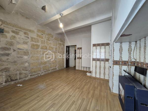 Idéal jeune actif ou premier achat/investisseurs ou bricoleurs !

Charmante maison de village située au cœur d'Aimargues, offrant un beau potentiel de réhabilitation complète. D'une surface habitable de 59,54 m², ce bien représente une opportunité idéale pour façonner un logement à votre goût.

Agencement :

Rez-de-chaussée : Séjour, cuisine, salle d'eau et WC.
À l'étage : 2 chambres.

La maison nécessite d'importants travaux de rénovation globale : second œuvre, isolation des murs et planchers, aménagement intérieur complet ainsi qu'une vérification complète de la toiture.

Les points forts :

Emplacement calme et recherché au cœur du village d'Aimargues.
Parfait pour un projet d'investissement ou de premier achat à personnaliser entièrement.

Une belle opportunité pour créer un premier cocon sur mesure.