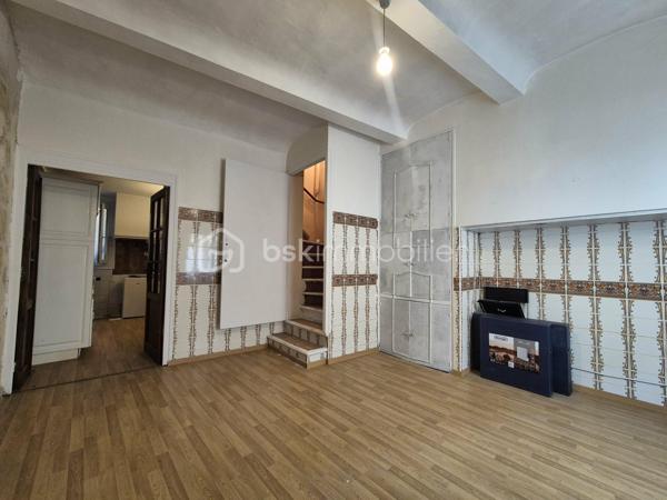 Idéal jeune actif ou premier achat/investisseurs ou bricoleurs !

Charmante maison de village située au cœur d'Aimargues, offrant un beau potentiel de réhabilitation complète. D'une surface habitable de 59,54 m², ce bien représente une opportunité idéale pour façonner un logement à votre goût.

Agencement :

Rez-de-chaussée : Séjour, cuisine, salle d'eau et WC.
À l'étage : 2 chambres.

La maison nécessite d'importants travaux de rénovation globale : second œuvre, isolation des murs et planchers, aménagement intérieur complet ainsi qu'une vérification complète de la toiture.

Les points forts :

Emplacement calme et recherché au cœur du village d'Aimargues.
Parfait pour un projet d'investissement ou de premier achat à personnaliser entièrement.

Une belle opportunité pour créer un premier cocon sur mesure.