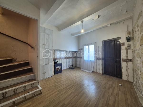 Idéal jeune actif ou premier achat/investisseurs ou bricoleurs !

Charmante maison de village située au cœur d'Aimargues, offrant un beau potentiel de réhabilitation complète. D'une surface habitable de 59,54 m², ce bien représente une opportunité idéale pour façonner un logement à votre goût.

Agencement :

Rez-de-chaussée : Séjour, cuisine, salle d'eau et WC.
À l'étage : 2 chambres.

La maison nécessite d'importants travaux de rénovation globale : second œuvre, isolation des murs et planchers, aménagement intérieur complet ainsi qu'une vérification complète de la toiture.

Les points forts :

Emplacement calme et recherché au cœur du village d'Aimargues.
Parfait pour un projet d'investissement ou de premier achat à personnaliser entièrement.

Une belle opportunité pour créer un premier cocon sur mesure.