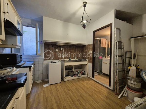 Idéal jeune actif ou premier achat/investisseurs ou bricoleurs !

Charmante maison de village située au cœur d'Aimargues, offrant un beau potentiel de réhabilitation complète. D'une surface habitable de 59,54 m², ce bien représente une opportunité idéale pour façonner un logement à votre goût.

Agencement :

Rez-de-chaussée : Séjour, cuisine, salle d'eau et WC.
À l'étage : 2 chambres.

La maison nécessite d'importants travaux de rénovation globale : second œuvre, isolation des murs et planchers, aménagement intérieur complet ainsi qu'une vérification complète de la toiture.

Les points forts :

Emplacement calme et recherché au cœur du village d'Aimargues.
Parfait pour un projet d'investissement ou de premier achat à personnaliser entièrement.

Une belle opportunité pour créer un premier cocon sur mesure.