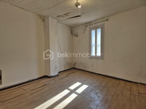 Idéal jeune actif ou premier achat/investisseurs ou bricoleurs !

Charmante maison de village située au cœur d'Aimargues, offrant un beau potentiel de réhabilitation complète. D'une surface habitable de 59,54 m², ce bien représente une opportunité idéale pour façonner un logement à votre goût.

Agencement :

Rez-de-chaussée : Séjour, cuisine, salle d'eau et WC.
À l'étage : 2 chambres.

La maison nécessite d'importants travaux de rénovation globale : second œuvre, isolation des murs et planchers, aménagement intérieur complet ainsi qu'une vérification complète de la toiture.

Les points forts :

Emplacement calme et recherché au cœur du village d'Aimargues.
Parfait pour un projet d'investissement ou de premier achat à personnaliser entièrement.

Une belle opportunité pour créer un premier cocon sur mesure.