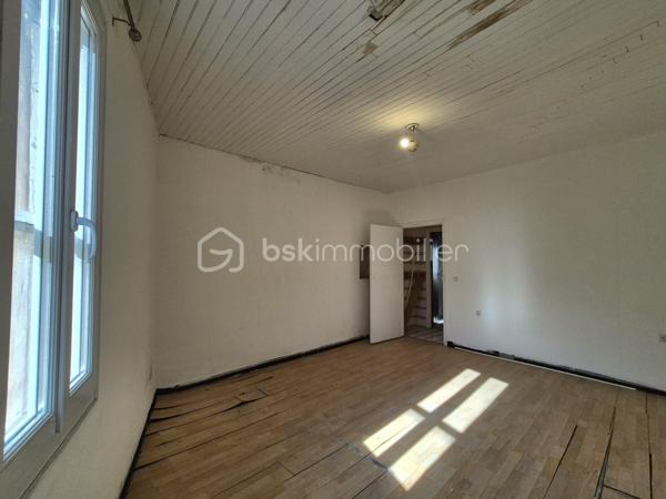 Idéal jeune actif ou premier achat/investisseurs ou bricoleurs !

Charmante maison de village située au cœur d'Aimargues, offrant un beau potentiel de réhabilitation complète. D'une surface habitable de 59,54 m², ce bien représente une opportunité idéale pour façonner un logement à votre goût.

Agencement :

Rez-de-chaussée : Séjour, cuisine, salle d'eau et WC.
À l'étage : 2 chambres.

La maison nécessite d'importants travaux de rénovation globale : second œuvre, isolation des murs et planchers, aménagement intérieur complet ainsi qu'une vérification complète de la toiture.

Les points forts :

Emplacement calme et recherché au cœur du village d'Aimargues.
Parfait pour un projet d'investissement ou de premier achat à personnaliser entièrement.

Une belle opportunité pour créer un premier cocon sur mesure.