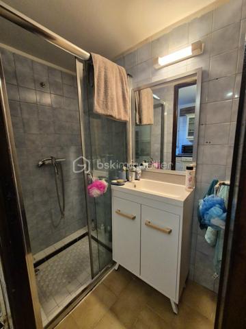 Idéal jeune actif ou premier achat/investisseurs ou bricoleurs !

Charmante maison de village située au cœur d'Aimargues, offrant un beau potentiel de réhabilitation complète. D'une surface habitable de 59,54 m², ce bien représente une opportunité idéale pour façonner un logement à votre goût.

Agencement :

Rez-de-chaussée : Séjour, cuisine, salle d'eau et WC.
À l'étage : 2 chambres.

La maison nécessite d'importants travaux de rénovation globale : second œuvre, isolation des murs et planchers, aménagement intérieur complet ainsi qu'une vérification complète de la toiture.

Les points forts :

Emplacement calme et recherché au cœur du village d'Aimargues.
Parfait pour un projet d'investissement ou de premier achat à personnaliser entièrement.

Une belle opportunité pour créer un premier cocon sur mesure.