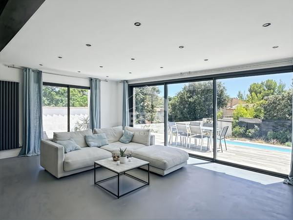 Villa plain pied environnement calme et piscine