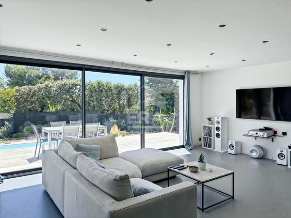 Villa plain pied environnement calme et piscine