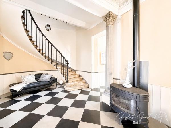 Maison de caractère – Piscine – À pied de toutes les commodités