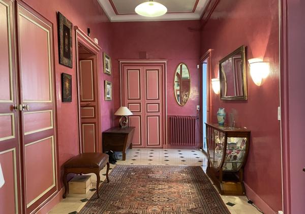 Bel appartement de caractère de 140 m² au sol (127 m² Carrez) dans un immeuble restauré du XVIIIème siècle