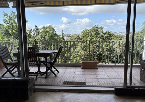 Bel appartement T5 traversant de 126 m² donnant sur une terrasse Sud Ouest avec vue panoramique sur la Chézine en étage élevé avec ascenseur