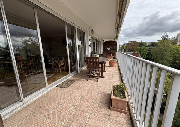 Bel appartement T5 traversant de 126 m² donnant sur une terrasse Sud Ouest avec vue panoramique sur la Chézine en étage élevé avec ascenseur