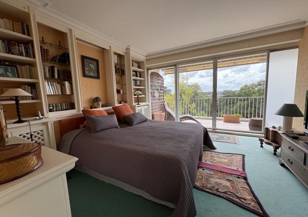 Bel appartement T5 traversant de 126 m² donnant sur une terrasse Sud Ouest avec vue panoramique sur la Chézine en étage élevé avec ascenseur