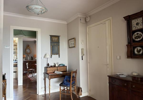 Bel appartement T5 traversant de 126 m² donnant sur une terrasse Sud Ouest avec vue panoramique sur la Chézine en étage élevé avec ascenseur
