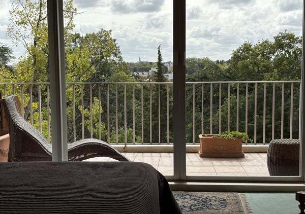 Bel appartement T5 traversant de 126 m² donnant sur une terrasse Sud Ouest avec vue panoramique sur la Chézine en étage élevé avec ascenseur