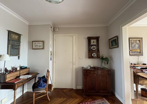 Bel appartement T5 traversant de 126 m² donnant sur une terrasse Sud Ouest avec vue panoramique sur la Chézine en étage élevé avec ascenseur