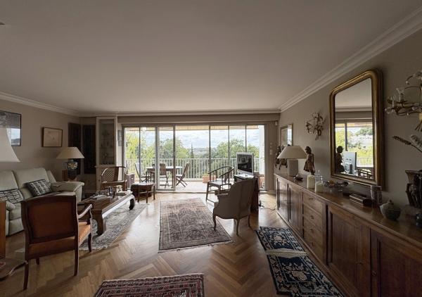 Bel appartement T5 traversant de 126 m² donnant sur une terrasse Sud Ouest avec vue panoramique sur la Chézine en étage élevé avec ascenseur