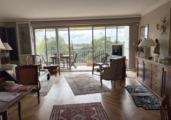 Bel appartement T5 traversant de 126 m² donnant sur une terrasse Sud Ouest avec vue panoramique sur la Chézine en étage élevé avec ascenseur