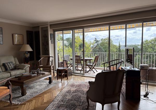 Bel appartement T5 traversant de 126 m² donnant sur une terrasse Sud Ouest avec vue panoramique sur la Chézine en étage élevé avec ascenseur