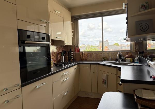 Bel appartement T5 traversant de 126 m² donnant sur une terrasse Sud Ouest avec vue panoramique sur la Chézine en étage élevé avec ascenseur