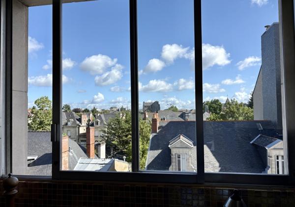 Bel appartement T5 traversant de 126 m² donnant sur une terrasse Sud Ouest avec vue panoramique sur la Chézine en étage élevé avec ascenseur