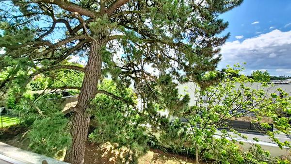 ORVAULT HAUTE VALLÉE - Grand T2 dans petite résidence rénovée label BBC, au calme, cave et parking privé. Bus et petits commerces à 150m.