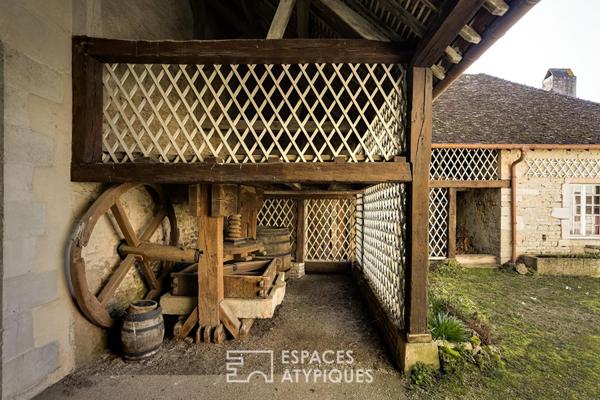 Ancienne dépendance du château et son charmant jardin